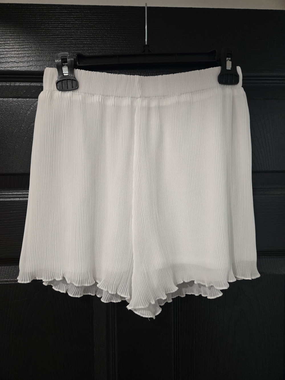 SHEIN White Pleated Ruffle Hem High Waist Shorts
